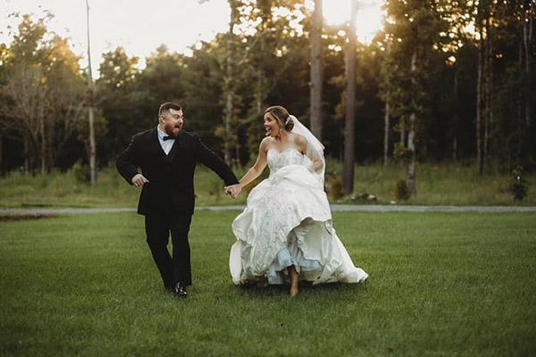 Tia and Paul's wedding at Shadow Wood Manor was absolutely beautiful.  Here are a few photos courtesy of Hunter Jane Photography.